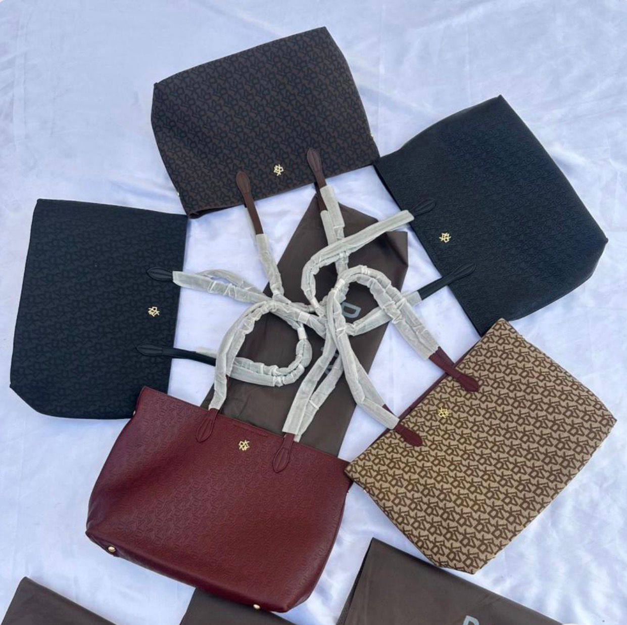 DKNY
100 dhs❣️
SIZE：50cm
good-quality with zipper 

Zain35
♥️♥️♥️