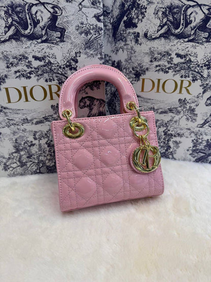 Dior
 (𝐥𝐚𝐝𝐲)
𝐰𝐢𝐭𝐡 𝐛𝐨𝐱 
🎁🎁🎁

𝐥𝐞𝐚𝐭𝐡𝐞𝐫 𝐦𝐚𝐭𝐭𝐞
𝐬𝐢𝐳𝐞:17𝐜𝐦
100 dhs🪙🖤

Zain56
♥️♥️♥️