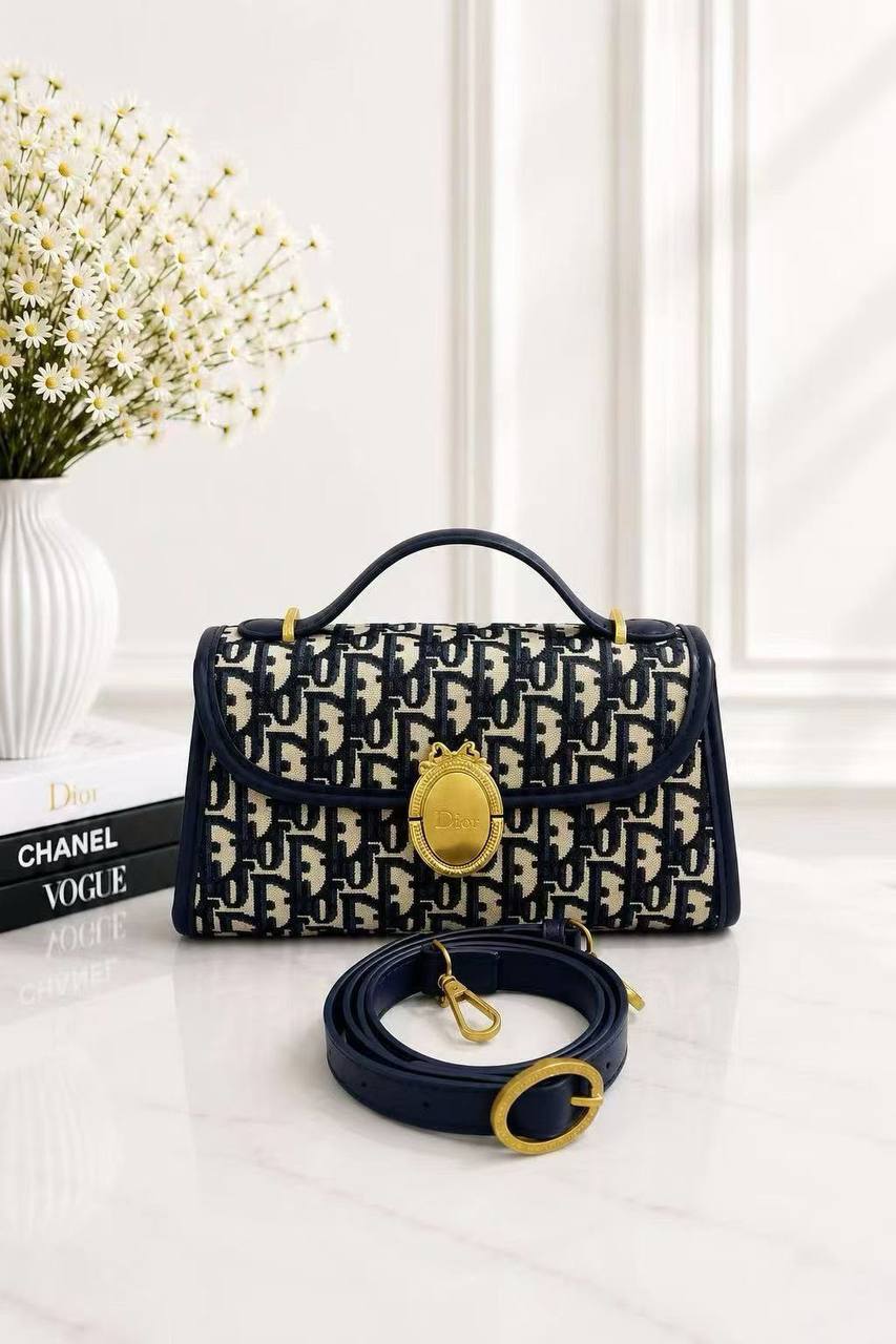 Dior
Best quality with box’s 
110 dhs🇦🇪🇦🇪
size 24 Cm

Zain290
♥️♥️♥️