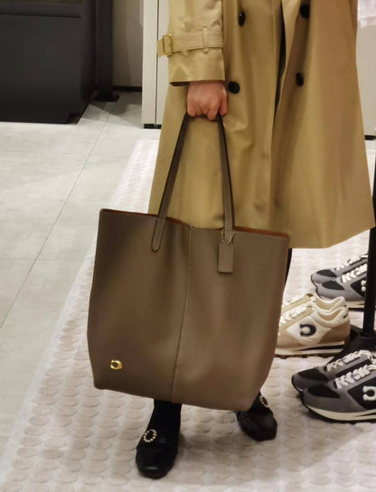 Coach
100 dhs🪙🌨️
SIZE：43×14×30cm
Good quality

Zain35
♥️♥️♥️