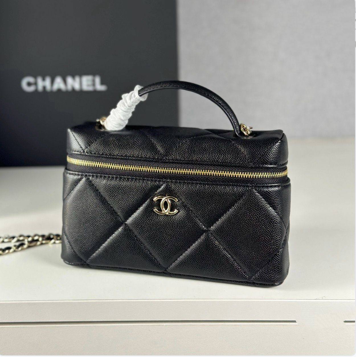 Chanel
110 dhs✅

SIZE：22cm

GOOD-quality 

with box
🎁🎁🎁

Zain35
♥️♥️♥️