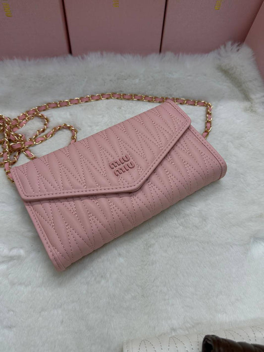 NEW CAME 
MIU MIU BAG
GOOD QUALITY 
45 dhs❣️

WITHBOX
🎁🎁🎁

SIZE- 20*12*3

Zain40
♥️♥️♥️