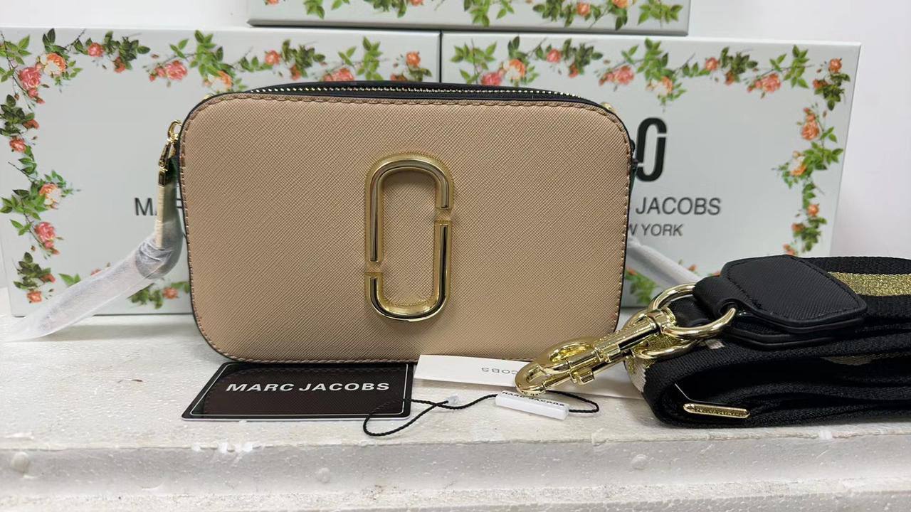 Marc Jacobs

withbox 
🎁🎁🎁

95 dhs💓

Zain143
♥️♥️♥️