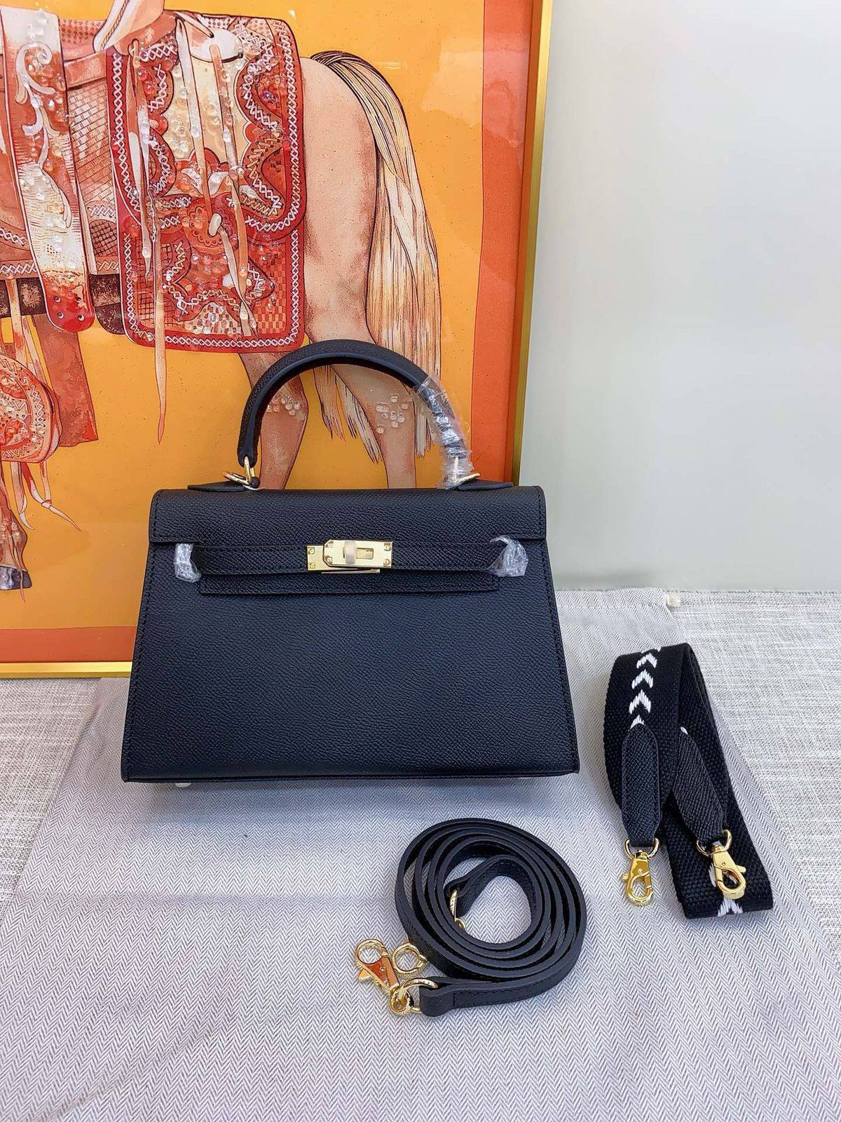 Hermes Kelly 💕🙋🏻‍♀️
Master 
22cm🥰 
280 dhs❣️

Zain228
♥️♥️♥️