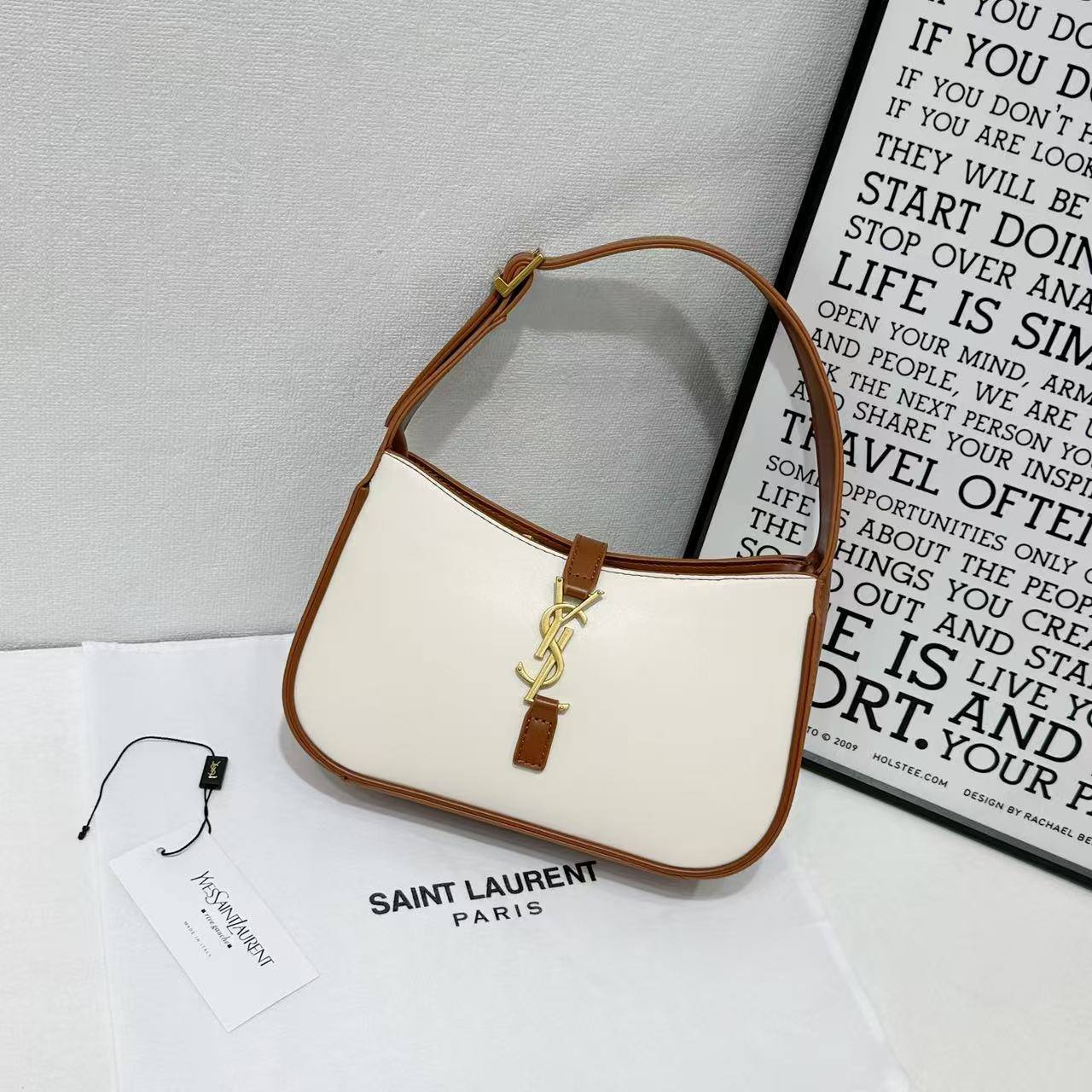 YSL
Best quality WITH BOX
95 dhs🇦🇪🇦🇪
size 25CM

Zain290
♥️♥️♥️