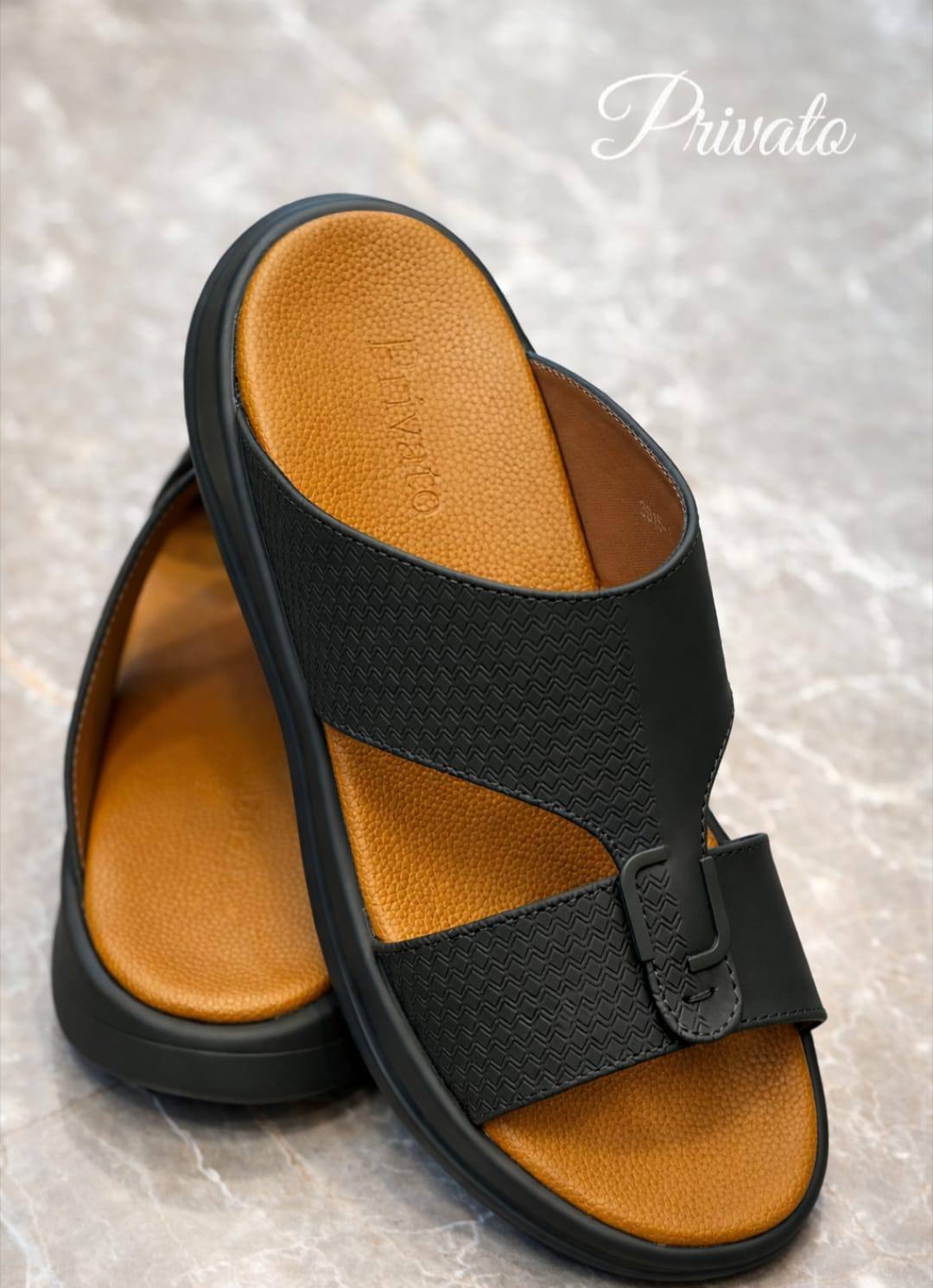 slippers for men good quality  with box and paper bag size available (40to46) 6to12) 
230 dhs❣️

Zain59
♥️♥️♥️