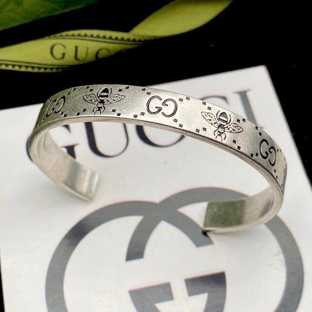 GUCCI 
MASTER ✨💫
BANGLE 
55 DHS💓
WITH BOX AND PAPER BAG 🛍️🎁

Zain89
♥️♥️♥️