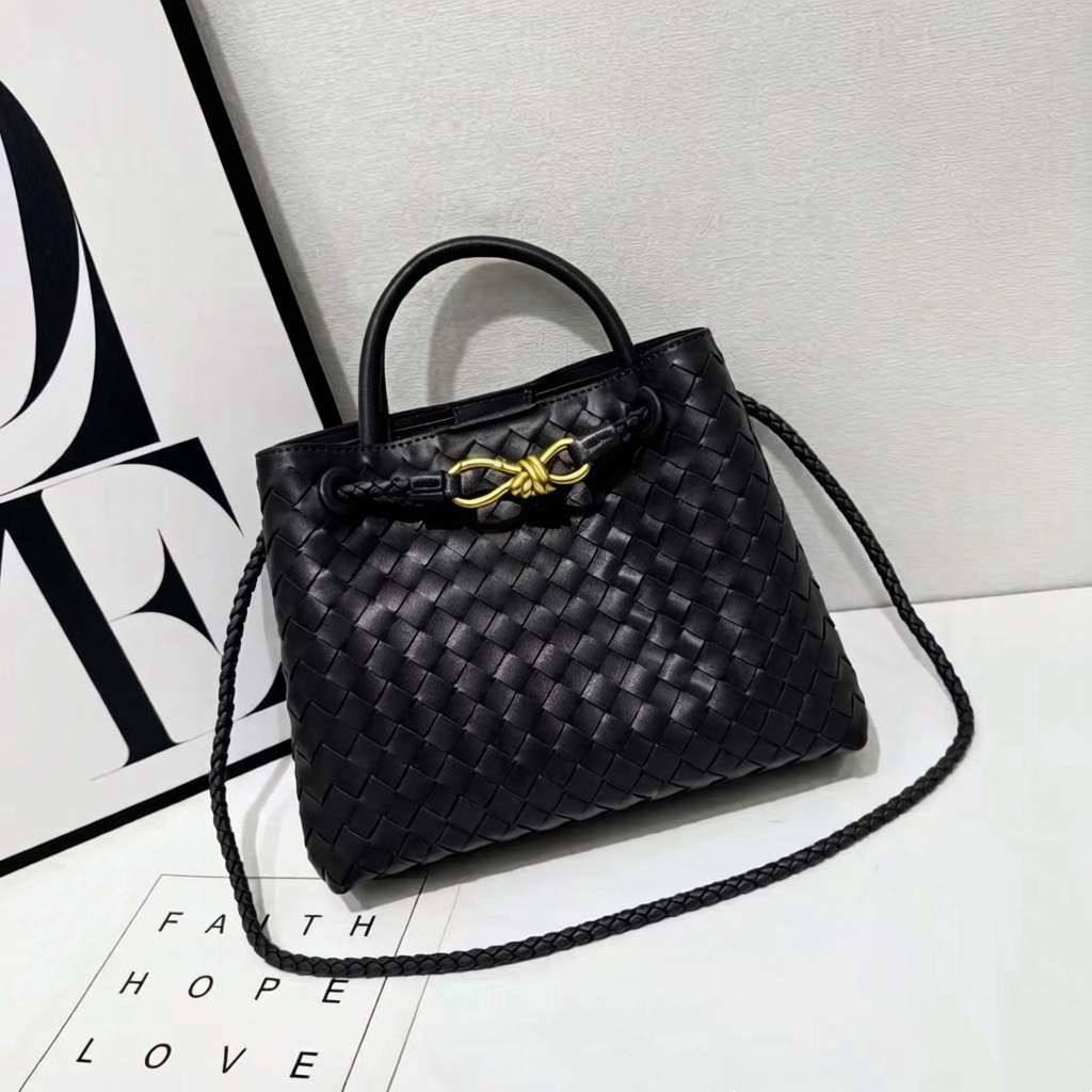 BOTTEGA 
GOOD QUALITY WITH BOX 
115 dhs✅
Size: 25cm

Zain295
♥️♥️♥️