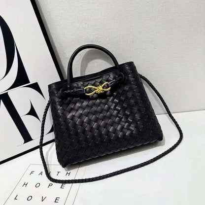 BOTTEGA 
GOOD QUALITY WITH BOX 
115 dhs✅
Size: 25cm

Zain295
♥️♥️♥️