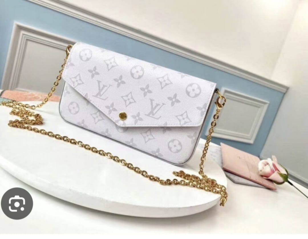 LV
withbox 
🎁🎁🎁

80 dhs❣️

Zain143
♥️♥️♥️