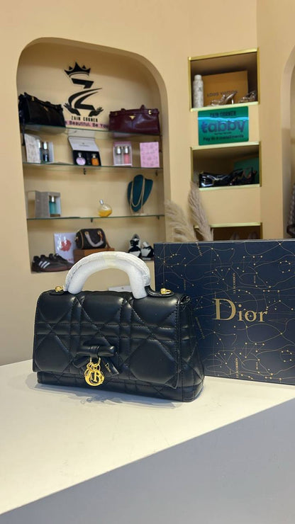 Dior
Best quality
Whith box’s
130 dhs💓
size 25cm

Zain158
♥️♥️♥️