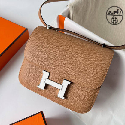 Hermes 
Best quality 

with box’s 
🎁🎁🎁

100 dhs✅
size 23 Cm

Zain290
♥️♥️♥️