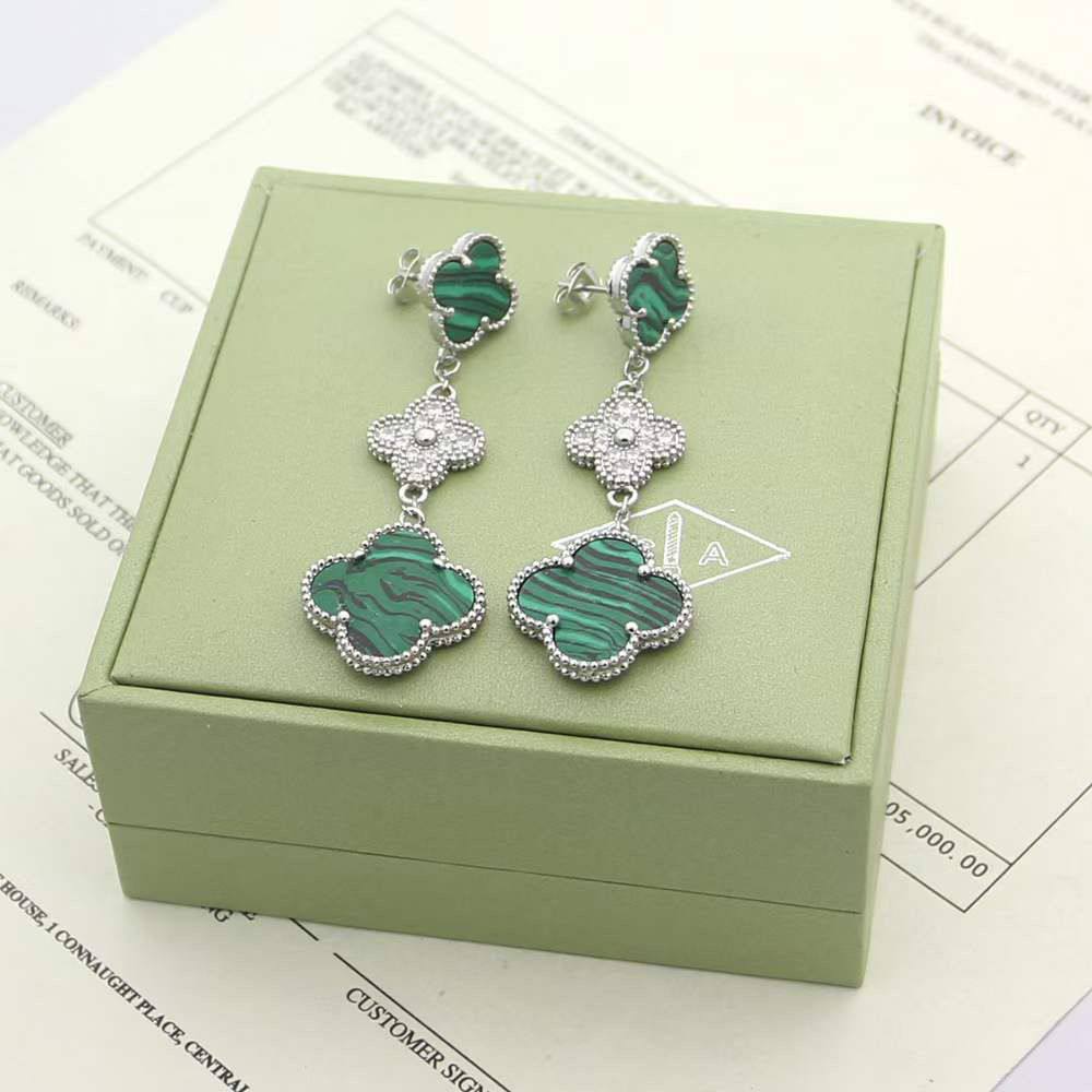 VCA
EARRING💫✨
3 FLOWER STONES
65 DHS👑
WITH BOX AND PAPER BAG🎁🛍️

Zain89
♥️♥️♥️