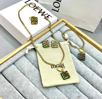 Stainless steel SET 💯*
Necklace ❤️‍🩹
Earring 🍁
Breslat ❣️
With normal boxes 📦 
And paper bag 🛍️
45 dhs🪙🌨️
With master box 📦 
65 dhs🪙🌨️

Zain216
♥️♥️♥️