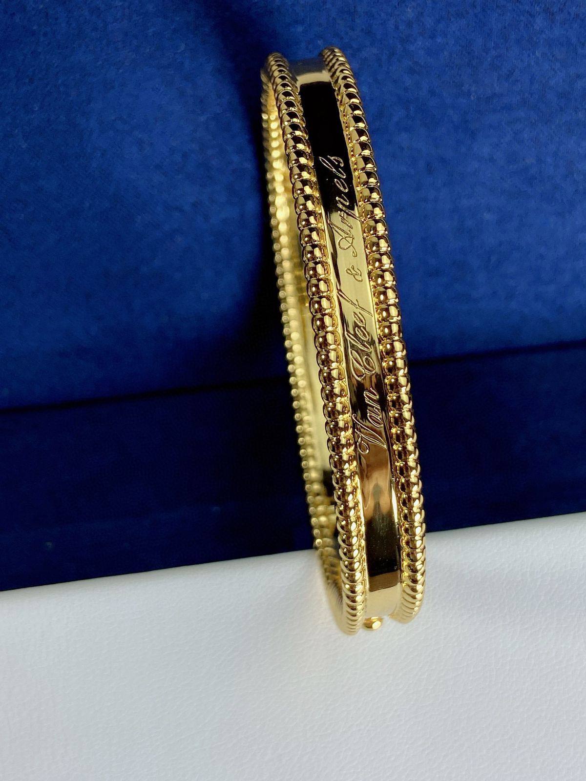 VANCLEAF BRACELET
55 DHS❣️
WITH BOX AND PAPER BAG 🎁🛍️

Zain89
♥️♥️♥️