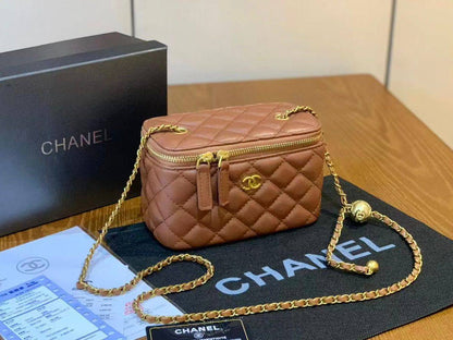 CHANEL 

GOOD QUALITY 

WITH BOX 
🎁🎁🎁

100 dhs✅

Zain39
♥️♥️♥️