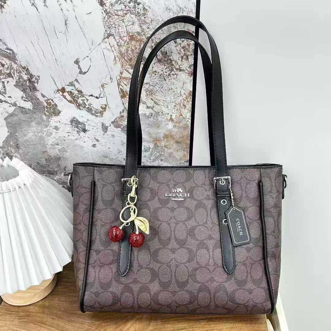 Coach Bags
70 dhs✅

Zain232
♥️♥️♥️