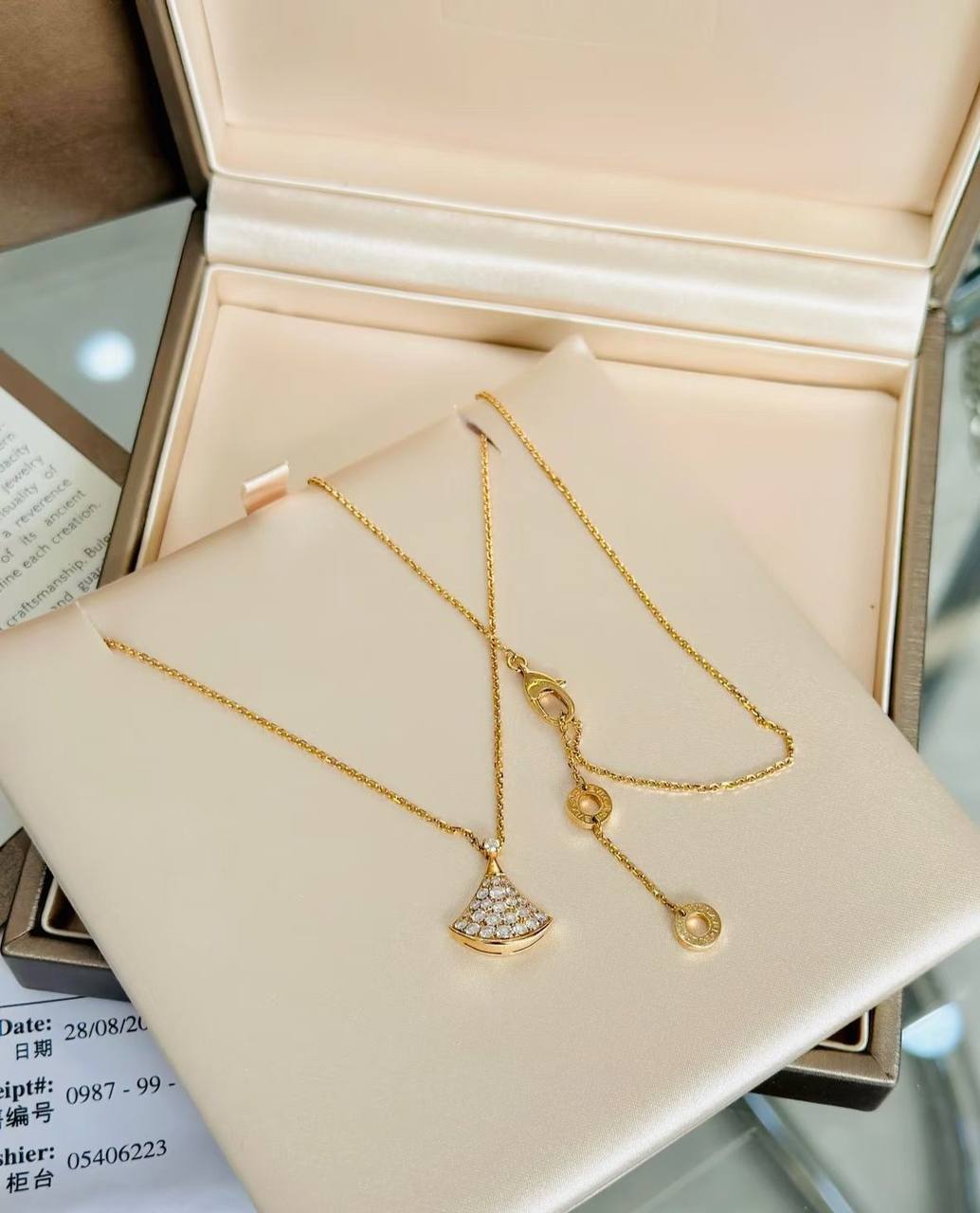 BVLGARI ❤️‍🔥*
Necklace ✨
Earring 🦋
Master quality 💯
With normal boxes 🗃️ 
110 dhs✅

With master box 📦 
140 dhs✅

Zain216
♥️♥️♥️