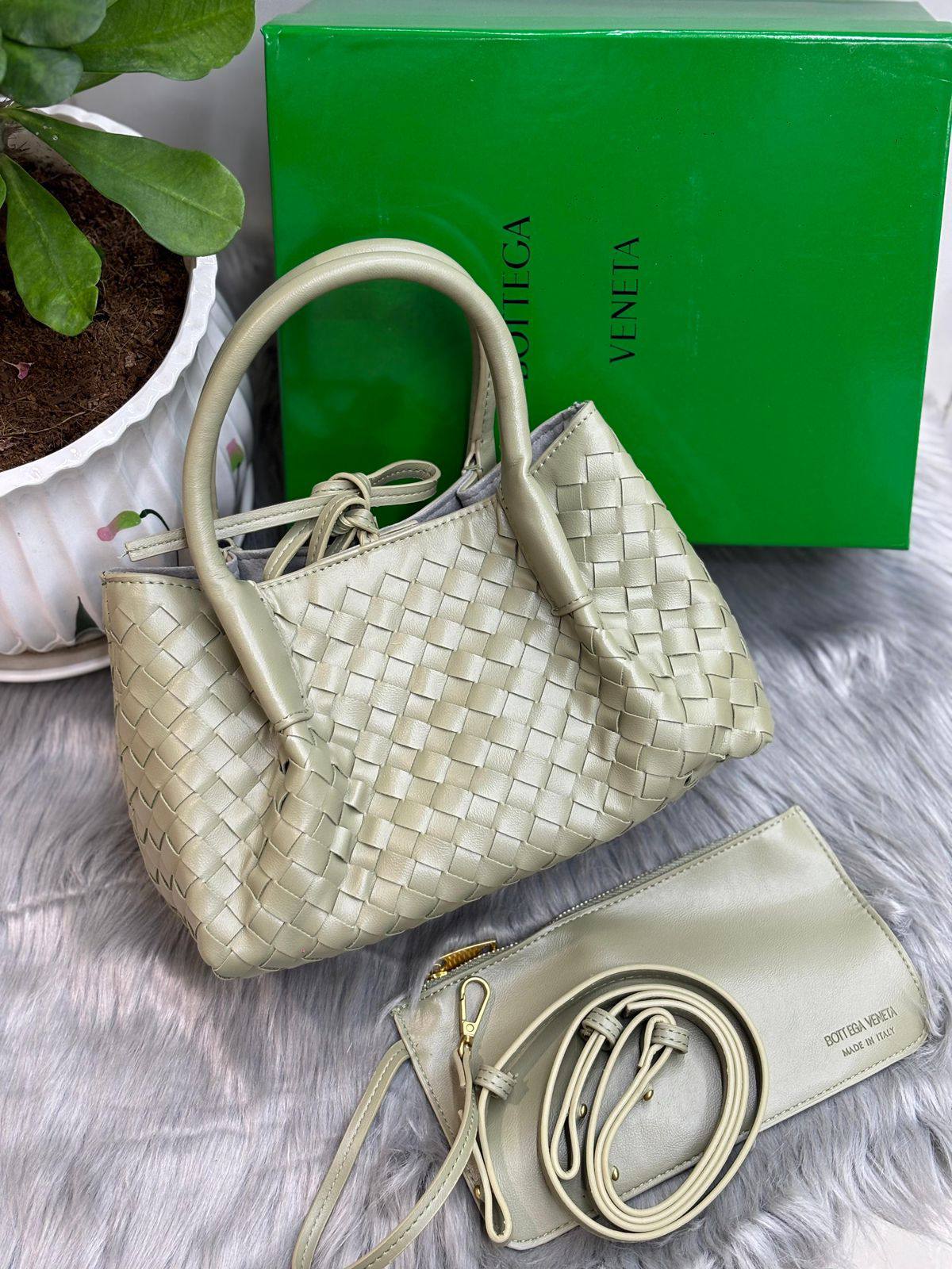 Bottega

with box🎁🎁🎁

105 dhs👑

Zain244
♥️♥️♥️