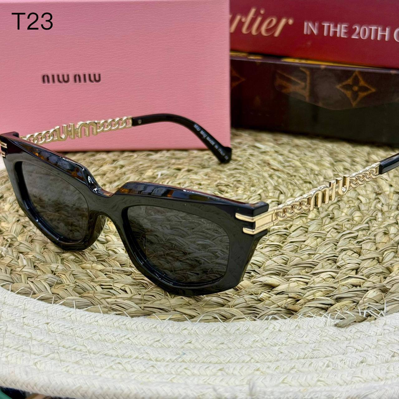 miu miu
Sunglasses 🕶️ 
Copy one❣️
good quality 💯
With master box 🗃️ 
50 dhs❣️

Zain216
♥️♥️♥️