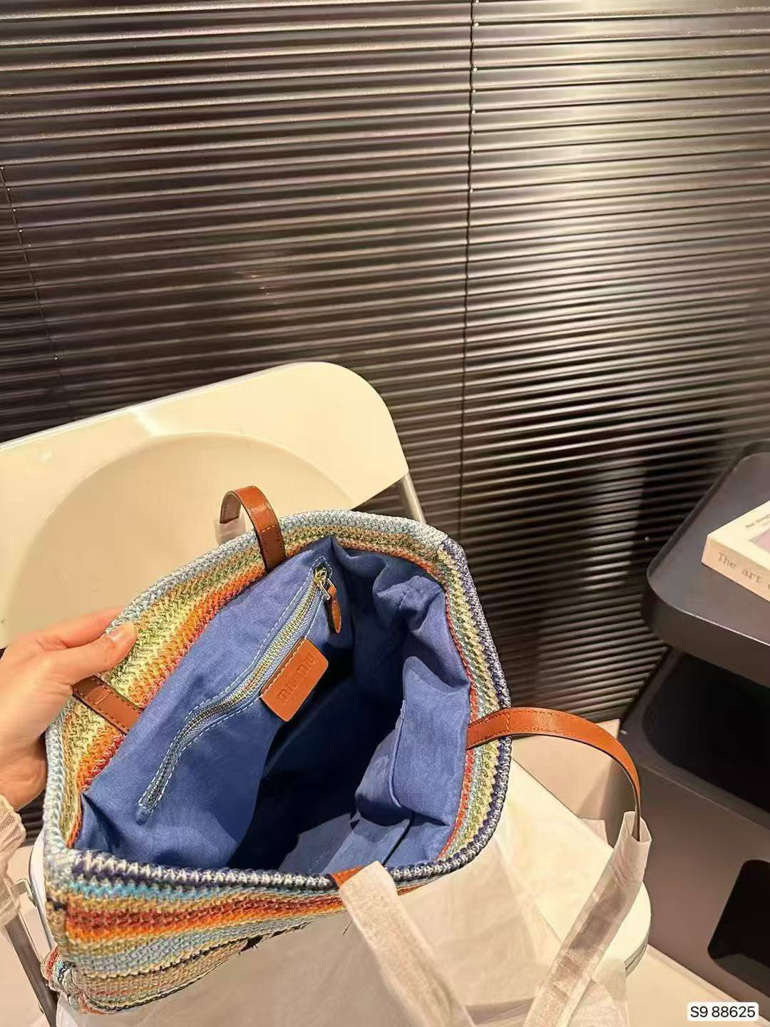 Miu Miu
with box
100 dhs✅

Zain143
♥️♥️♥️