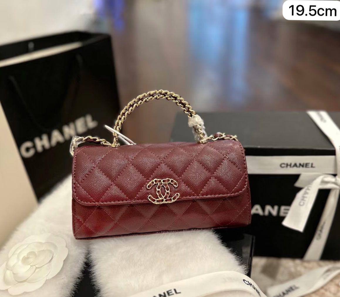 💗 Chanel Kelly / 24B
1️⃣ First quality +🎁  
Size : 19.5 ~ 18 * 15 cm
90 dhs✅
with box 🎁

Zain115
♥️♥️♥️
