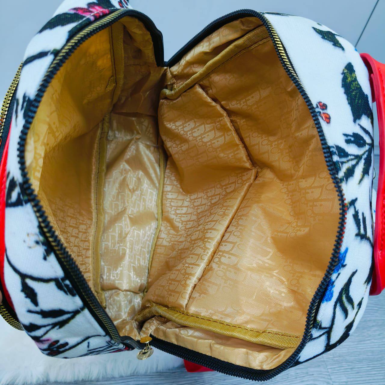 DIOR BACKPACK 
GOOD QUALITY 
55 dhs✅

Zain40
♥️♥️♥️