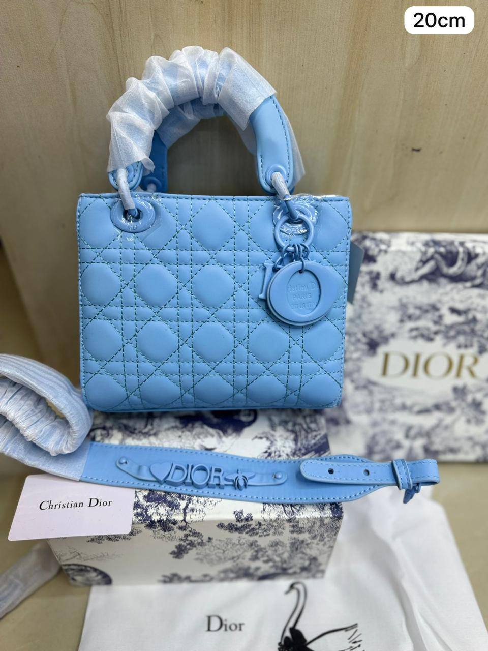 💎 Lady  Dior 
1️⃣ First Quality +🎁
Size: 20 * 17 cm
110 dhs💓
with Box🎁

Zain115
♥️♥️♥️