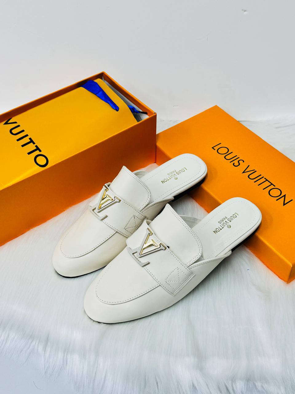 LV
New arrived 
Size 36 to 41
105 dhs🪙🌨️

Zain21
♥️♥️♥️