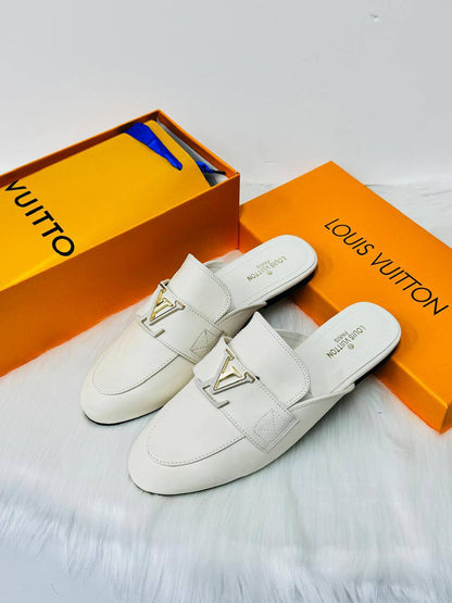 LV
New arrived 
Size 36 to 41
105 dhs🪙🌨️

Zain21
♥️♥️♥️