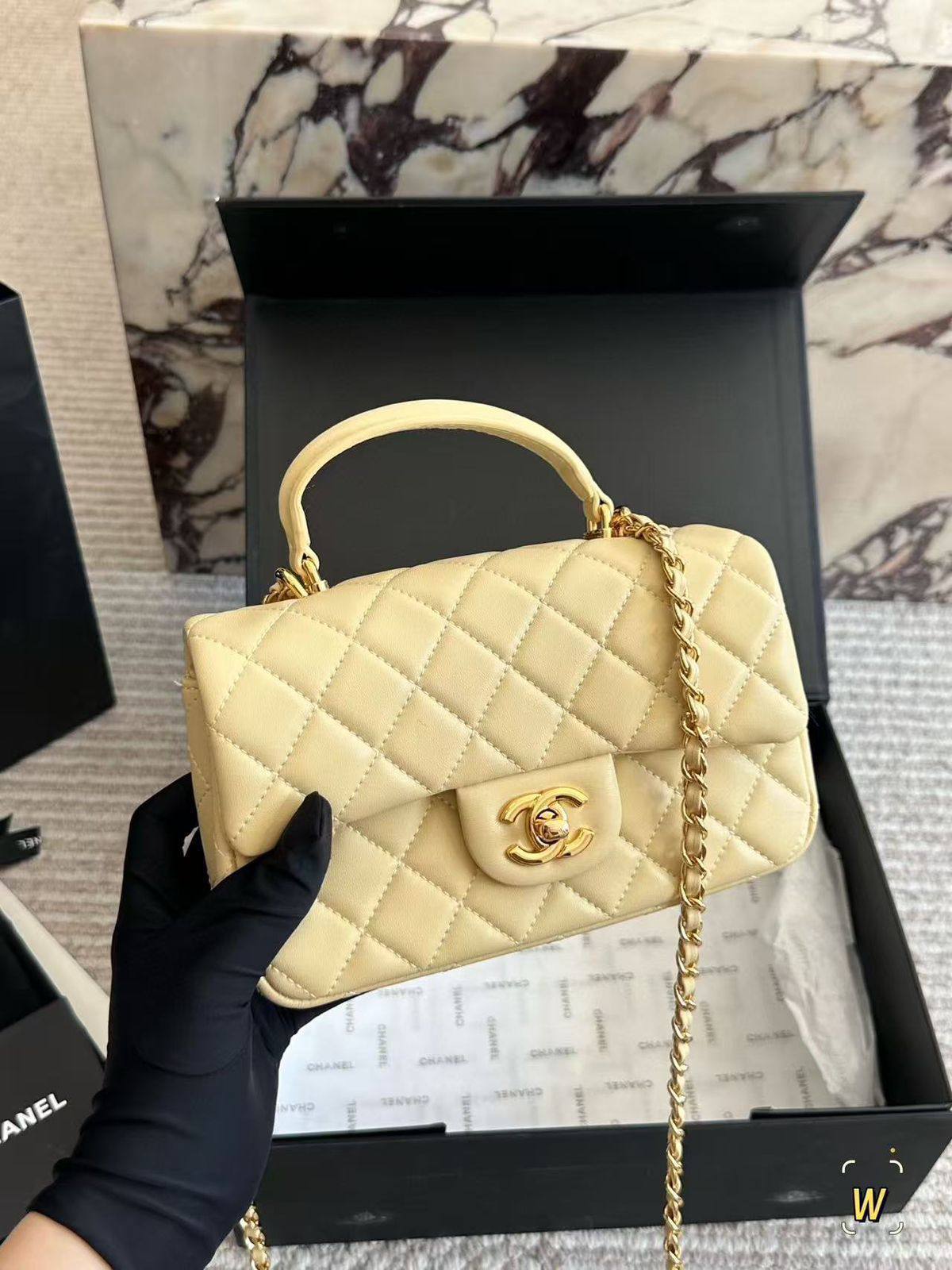 Chanel
Size 20cm

230 dhs🪙🌨️

With box
🎁🎁🎁

Zain180
♥️♥️♥️