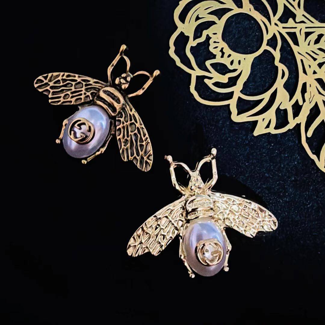 BROOCH🦋*
Good quality 🍁
With black boxes 📦 
20 dhs💓

With normal box 🗃️ 
And paper bag 🛍️
35 dhs💓

Zain216
♥️♥️♥️