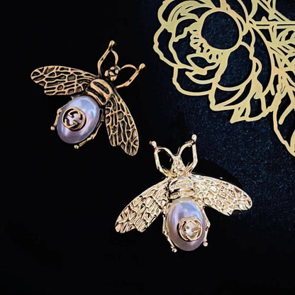 BROOCH🦋*
Good quality 🍁
With black boxes 📦 
20 dhs💓

With normal box 🗃️ 
And paper bag 🛍️
35 dhs💓

Zain216
♥️♥️♥️
