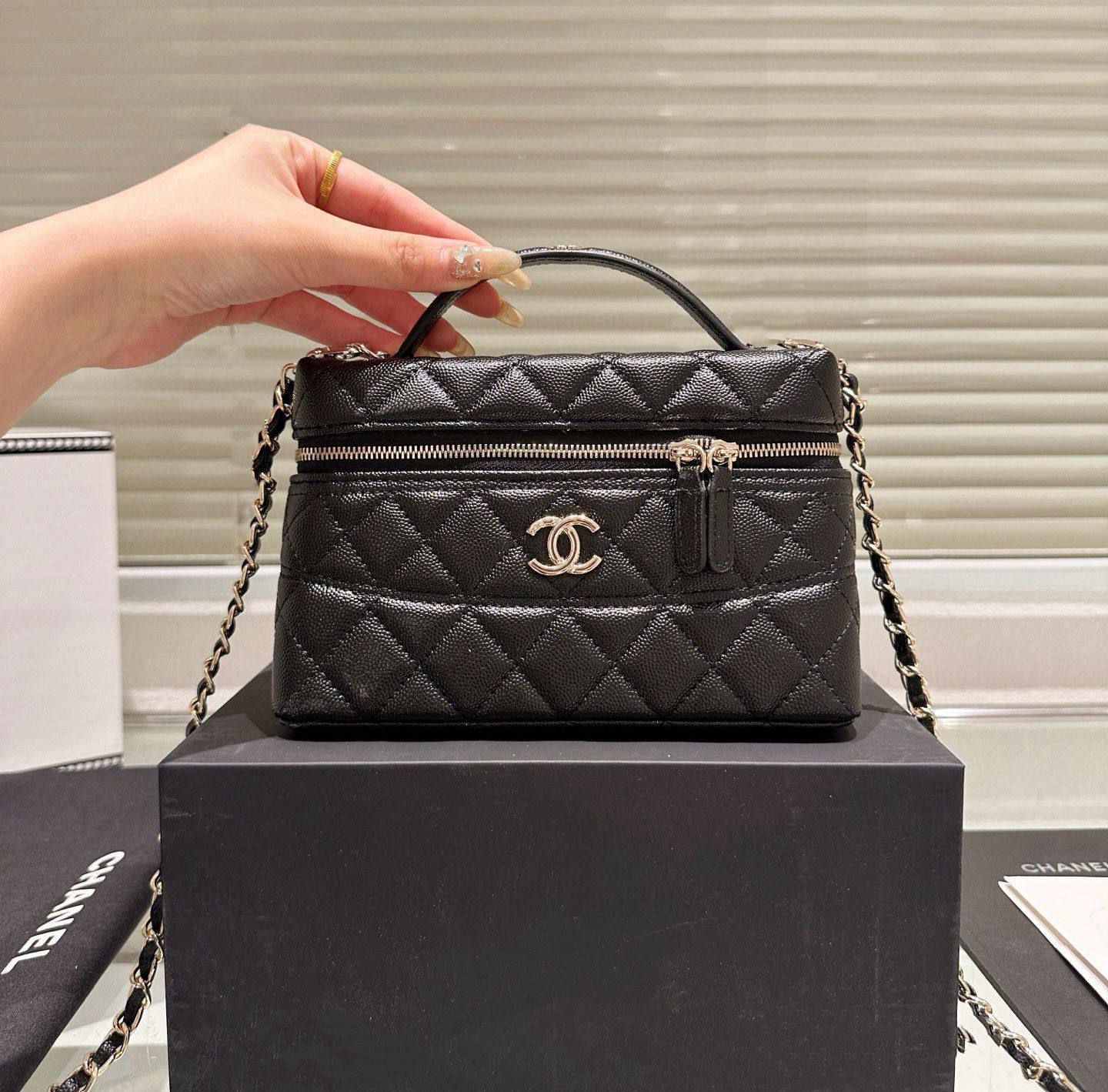 CHANEL 
GOOD QUALITY 

WITH BOX 
🎁🎁🎁

100 dhs🌺

Zain39
♥️♥️♥️