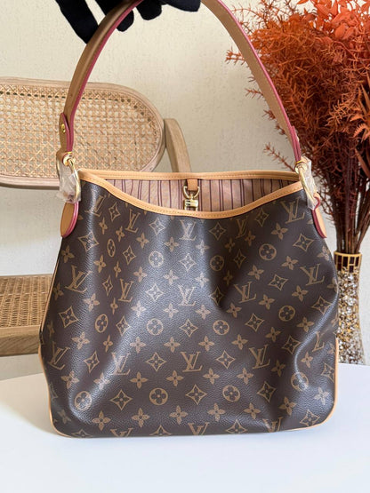 LV
31cm
380 dhs🪙💚
Top quality 
With box🎁

Zain167
♥️♥️♥️