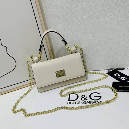 D&G
Best quality with box’s 
95 dhs✅
size 19CM

Zain290
♥️♥️♥️