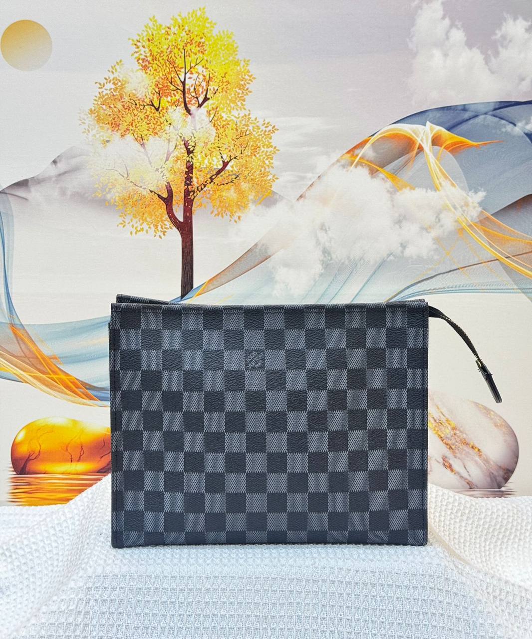 LV 
Best quality with box’s 
70 dhs✅
size 25CM

Zain290
♥️♥️♥️