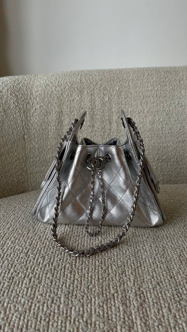 Chanel 
Master❣️❣️
 22Cm With Box
320 dhs🇦🇪🇦🇪

Zain131
♥️♥️♥️