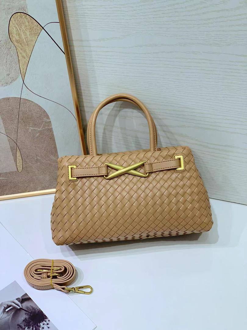 Bottega
95 dhs🪙🌨️
size 27×10×16cm

Zain213
♥️♥️♥️