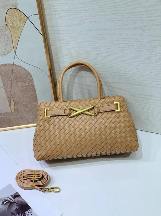 Bottega
95 dhs🪙🌨️
size 27×10×16cm

Zain213
♥️♥️♥️