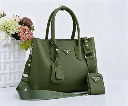 PRADA 

NEW CAME 

GOOD QUALITY 

120 dhs🇦🇪🇦🇪
Zain295
♥️♥️♥️
