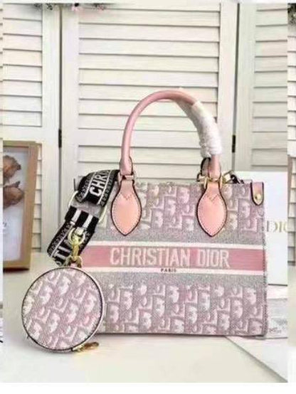 Dior 

Good Quality

With Box 🎁🎁🎁

110 dhs🇦🇪

Zain250
♥️♥️♥️