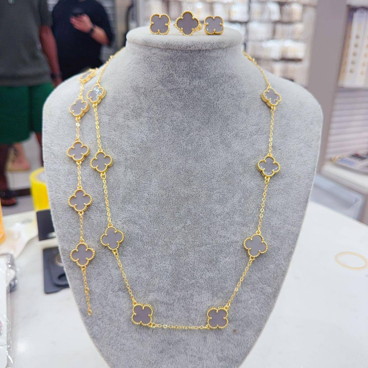 VCA set💥*
*Stainless steel SET 💯*
Necklace ❤️‍🩹
Earring 🍁
Breslat ❣️
Ring 💍 free size
With normal boxes 📦 
And paper bag 🛍️
65 dhs🪙🌨️
With master box 🗃️ 
110 dhs🪙🌨️

Zain216
♥️♥️♥️