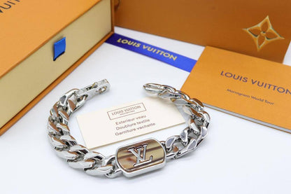LV 
Master Bracelet 
90 dhs🪙🌨️

Zain32
♥️♥️♥️