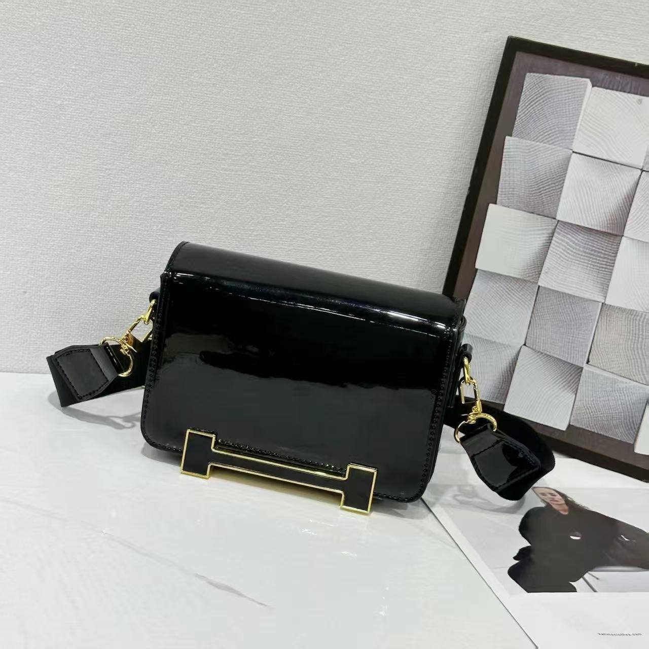 Hermes

105 dhs❤️

with box
🎁🎁🎁

Zain143
♥️♥️♥️