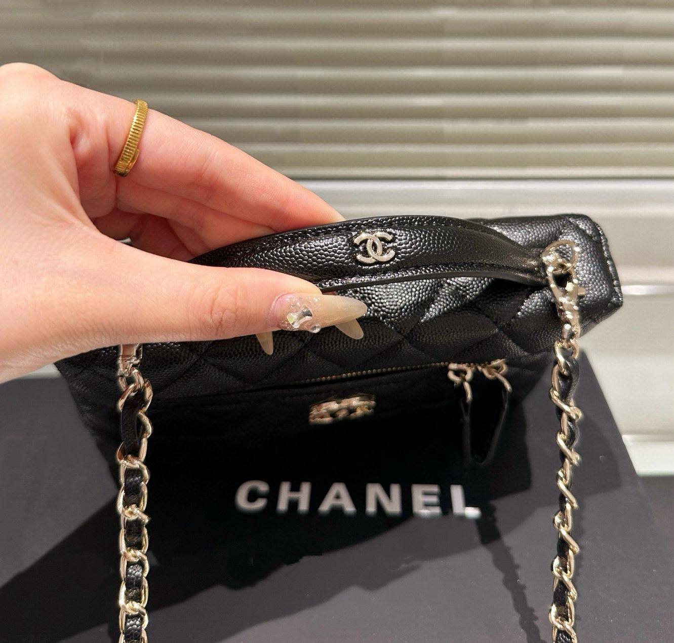 CHANEL 
GOOD QUALITY 

WITH BOX 
🎁🎁🎁

100 dhs🌺

Zain39
♥️♥️♥️