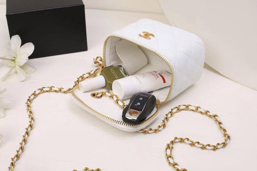 Chanel

90 dhs🇦🇪

high quality 

With box
🎁🎁🎁

Zain26
♥️♥️♥️