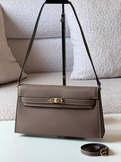 Hermes

 elan 27cm💥Master quality ✅with box📦

380 dhs✅

Zain52
♥️♥️♥️