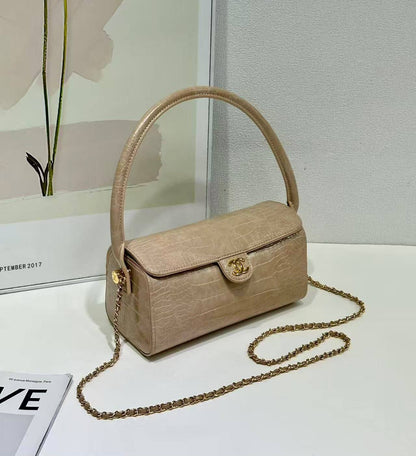 CHANEL 

NEW DESIGN 
GOOD QUALITY 
110 dhs🇦🇪🇦🇪

Zain39
♥️♥️♥️