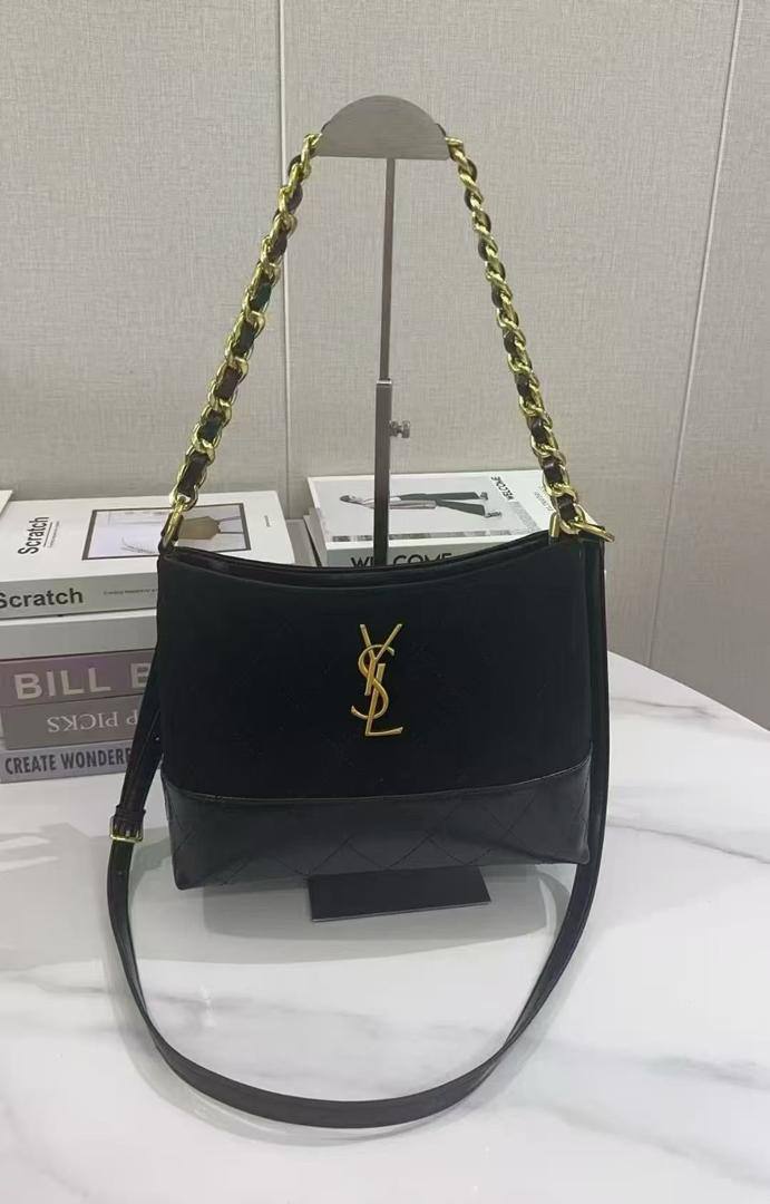 YSL

105 dhs🪙🌨️

 high quality 

With box   
🎁🎁🎁

26cm

Zain26
♥️♥️♥️
